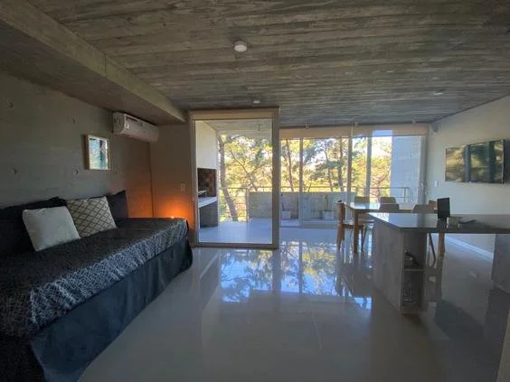 Living amplio con vista al bosque