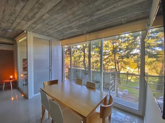 Comedor con ventanales al bosque