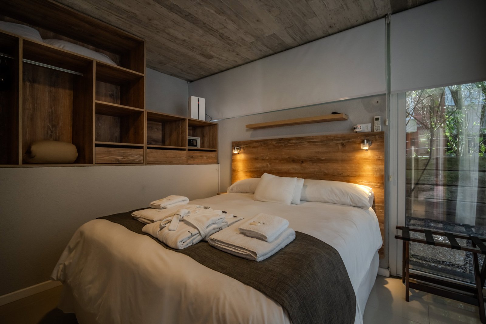 Dormitorio con jardín