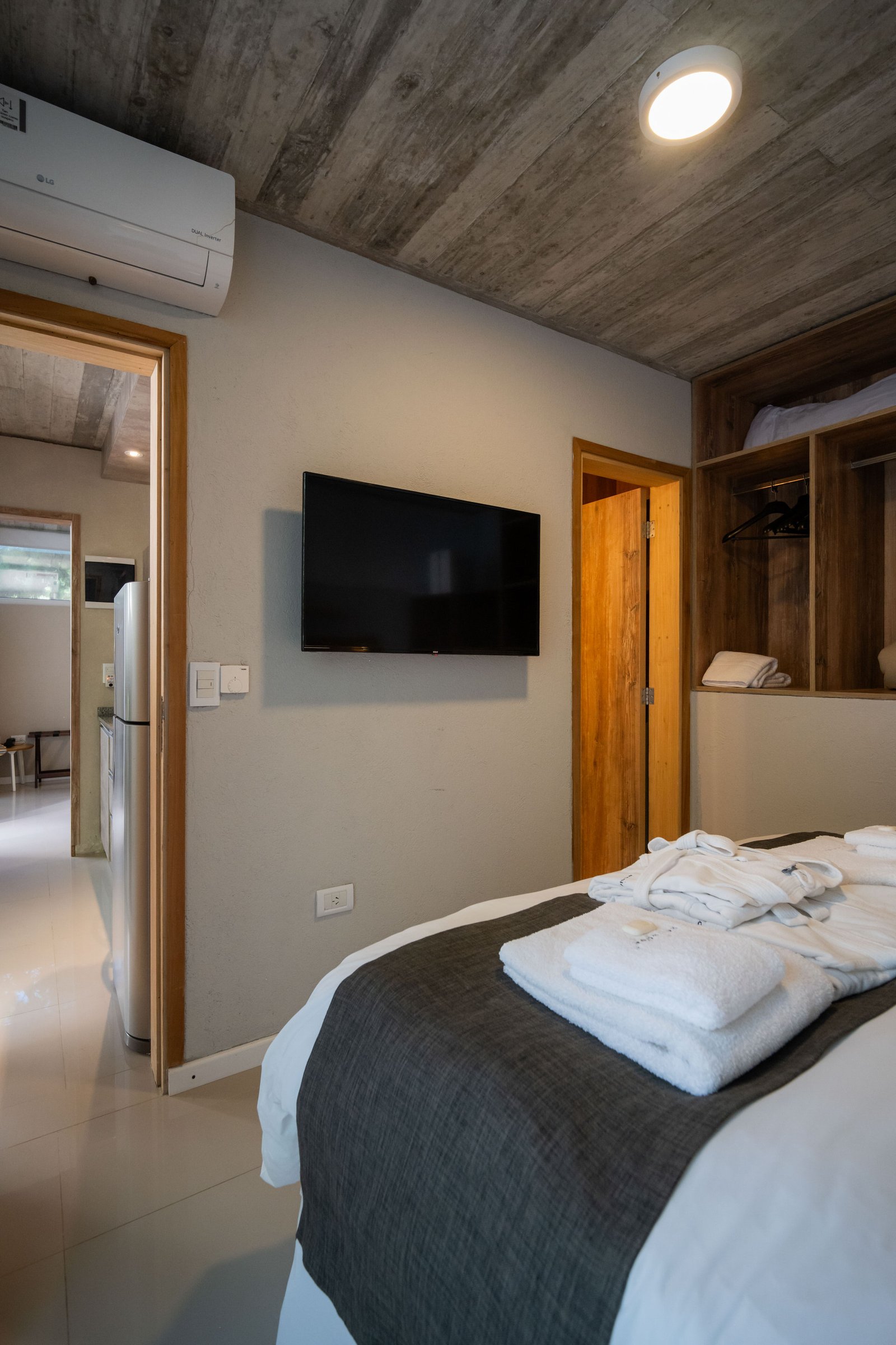 Dormitorio con TV y AC