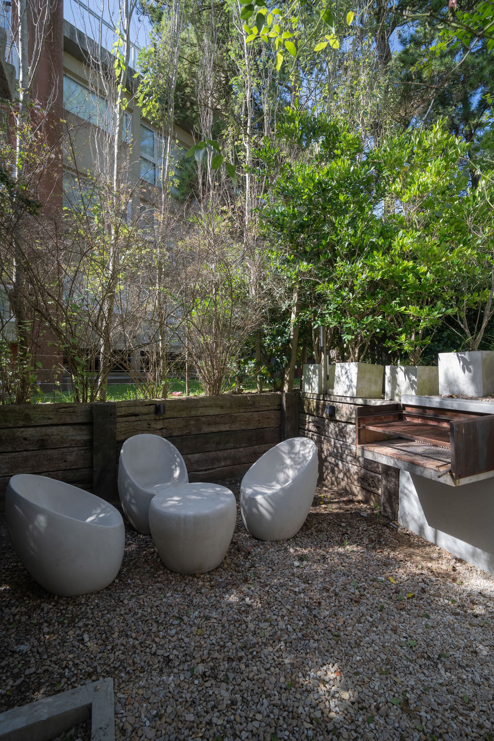 Jardín y parrilla lateral