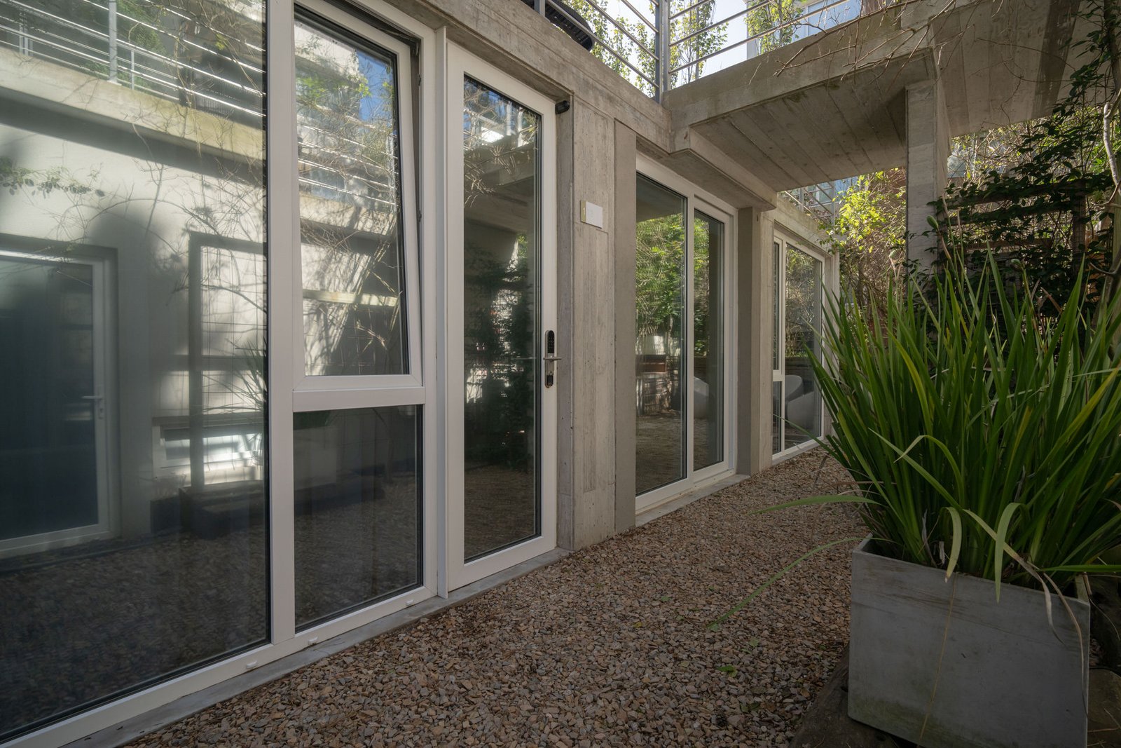 Fachada con puertas de vidrio
